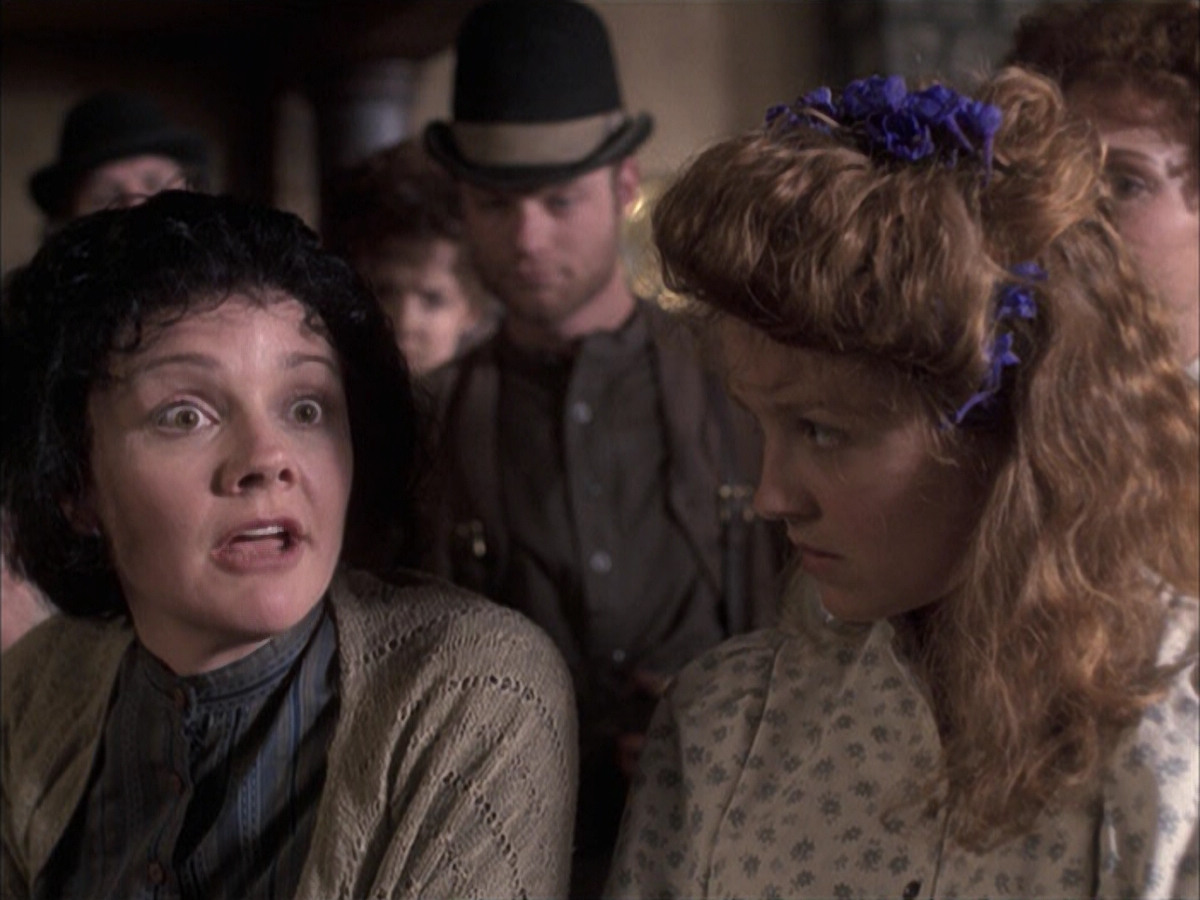 extant_StarTrek_VOY_6x17-SpiritFolk_01400.jpg