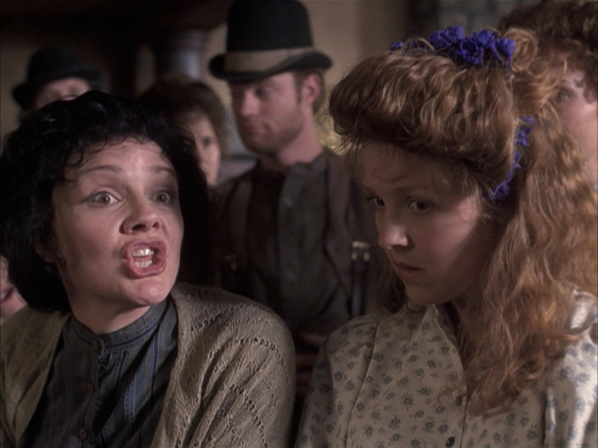 extant_StarTrek_VOY_6x17-SpiritFolk_01402.jpg