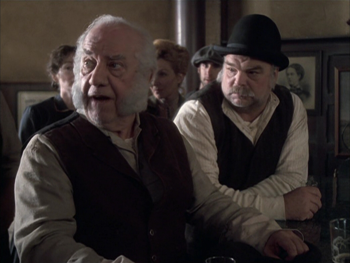extant_StarTrek_VOY_6x17-SpiritFolk_01408.jpg