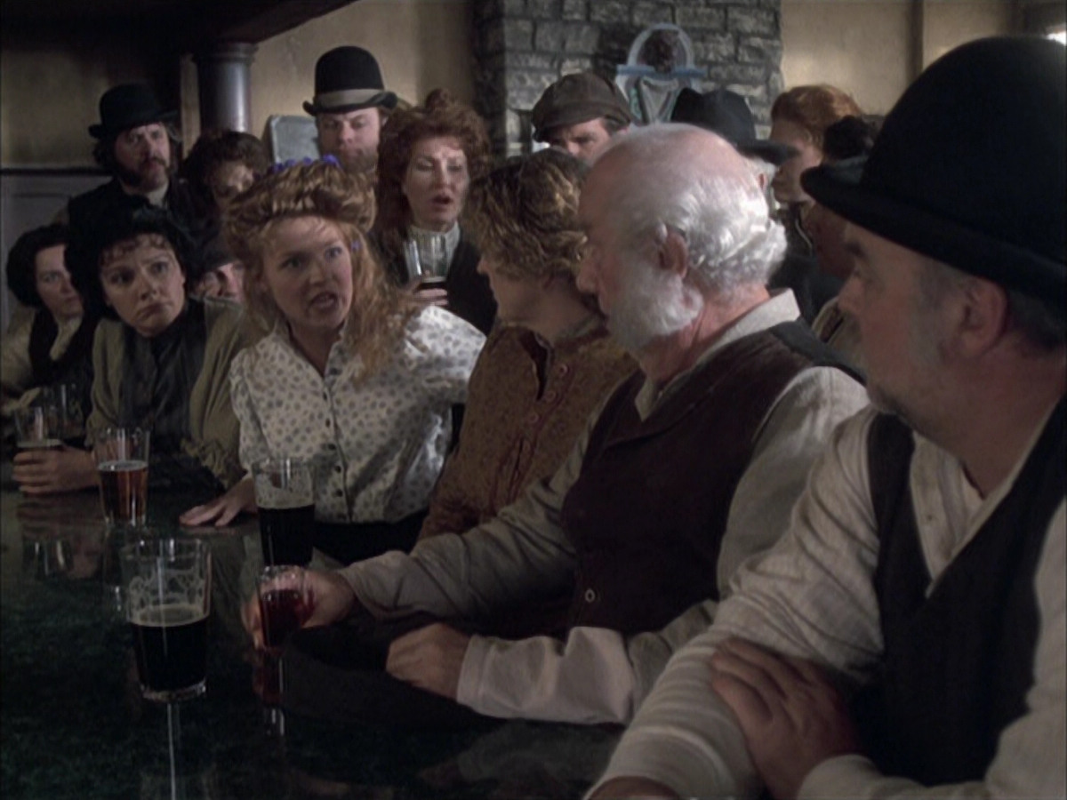extant_StarTrek_VOY_6x17-SpiritFolk_01422.jpg