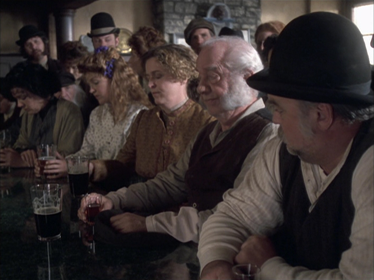 extant_StarTrek_VOY_6x17-SpiritFolk_01445.jpg