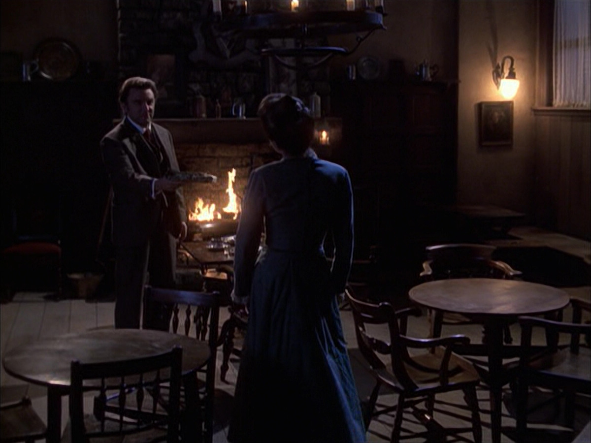 extant_StarTrek_VOY_6x17-SpiritFolk_01507.jpg