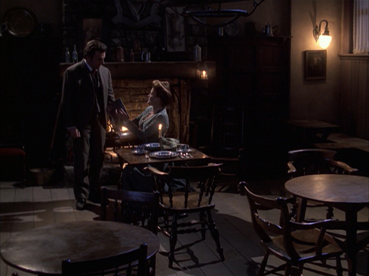 extant_StarTrek_VOY_6x17-SpiritFolk_01522.jpg