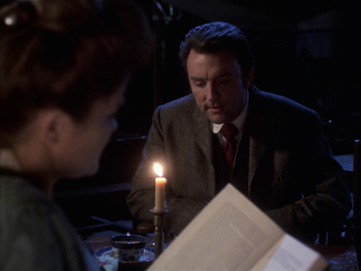 extant_StarTrek_VOY_6x17-SpiritFolk_01540.jpg