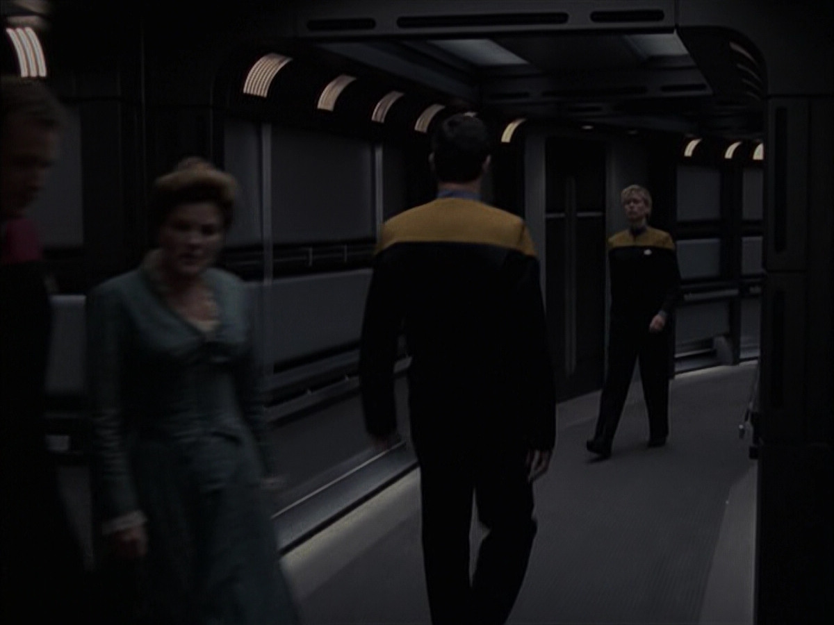 extant_StarTrek_VOY_6x17-SpiritFolk_01757.jpg