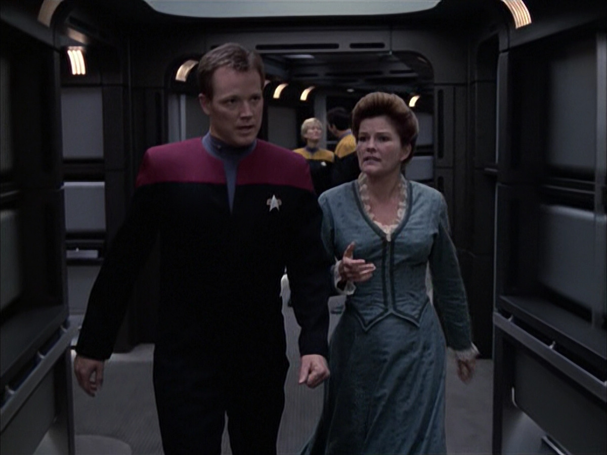 extant_StarTrek_VOY_6x17-SpiritFolk_01760.jpg