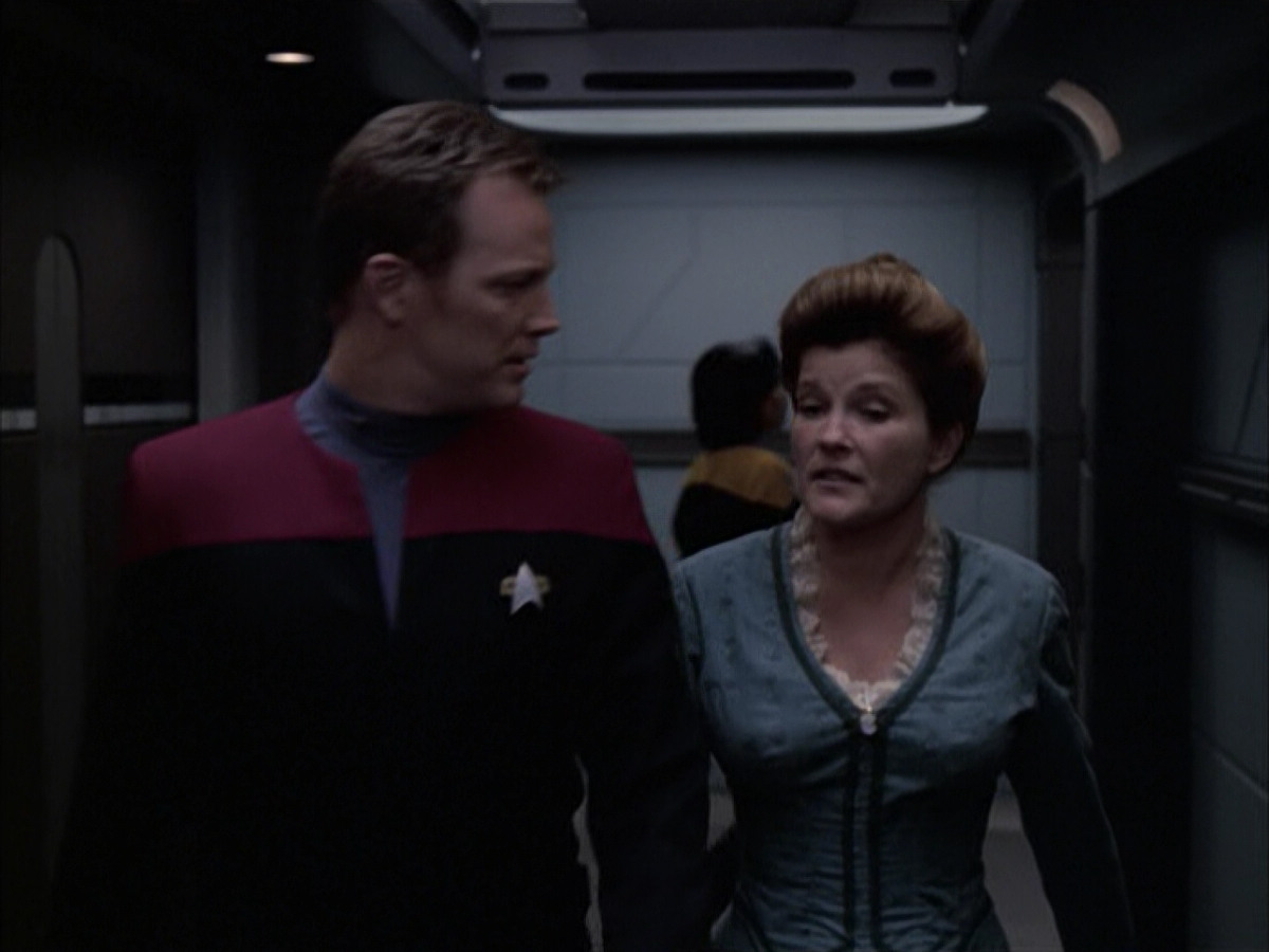 extant_StarTrek_VOY_6x17-SpiritFolk_01775.jpg