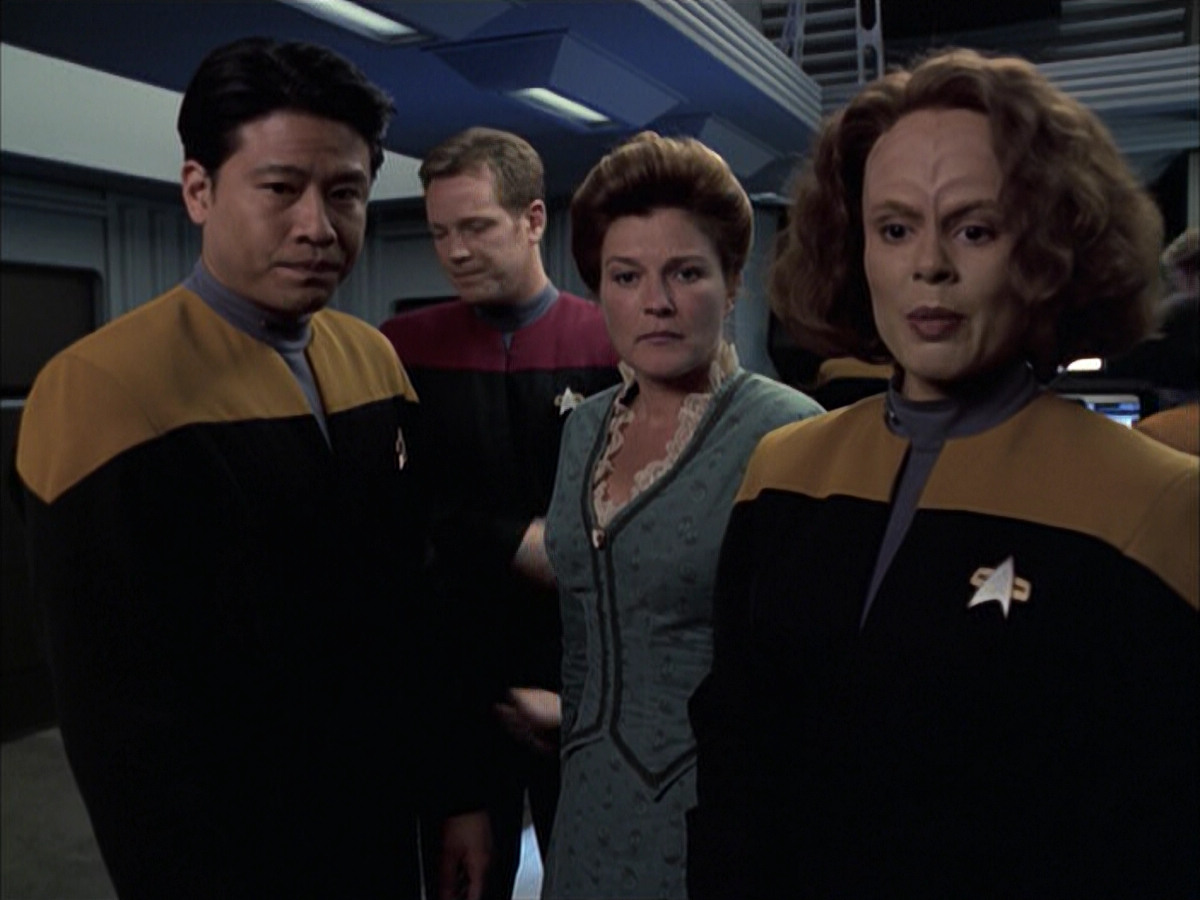 extant_StarTrek_VOY_6x17-SpiritFolk_01789.jpg