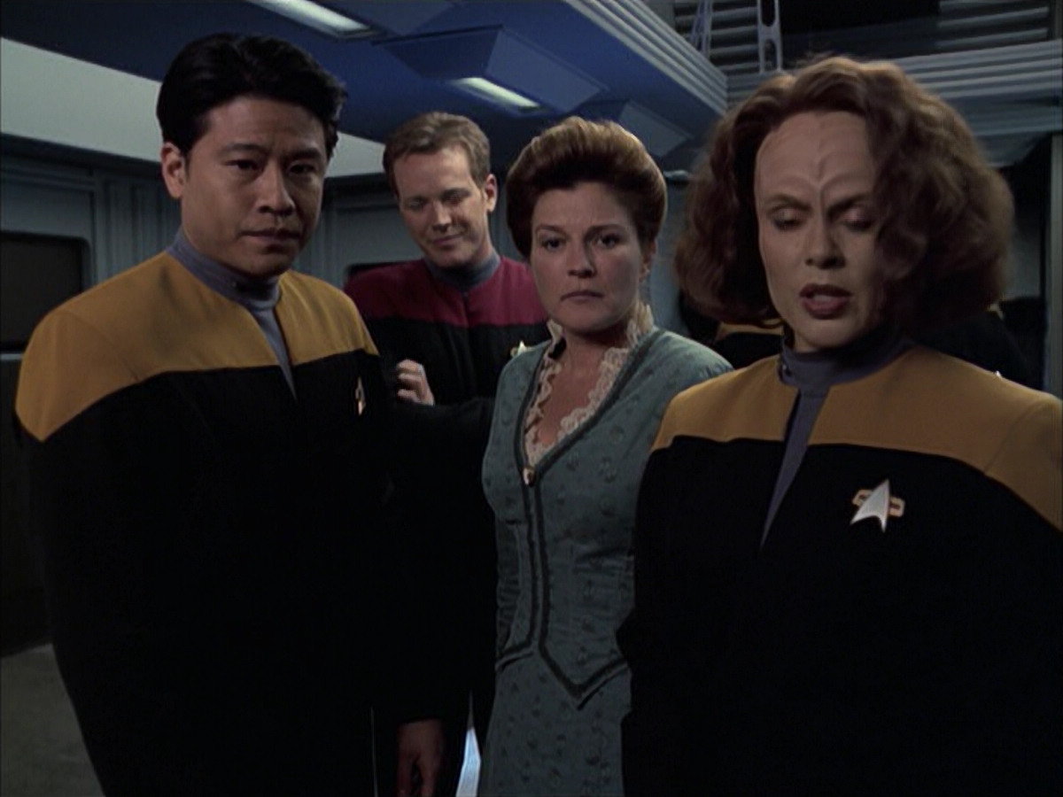 extant_StarTrek_VOY_6x17-SpiritFolk_01790.jpg