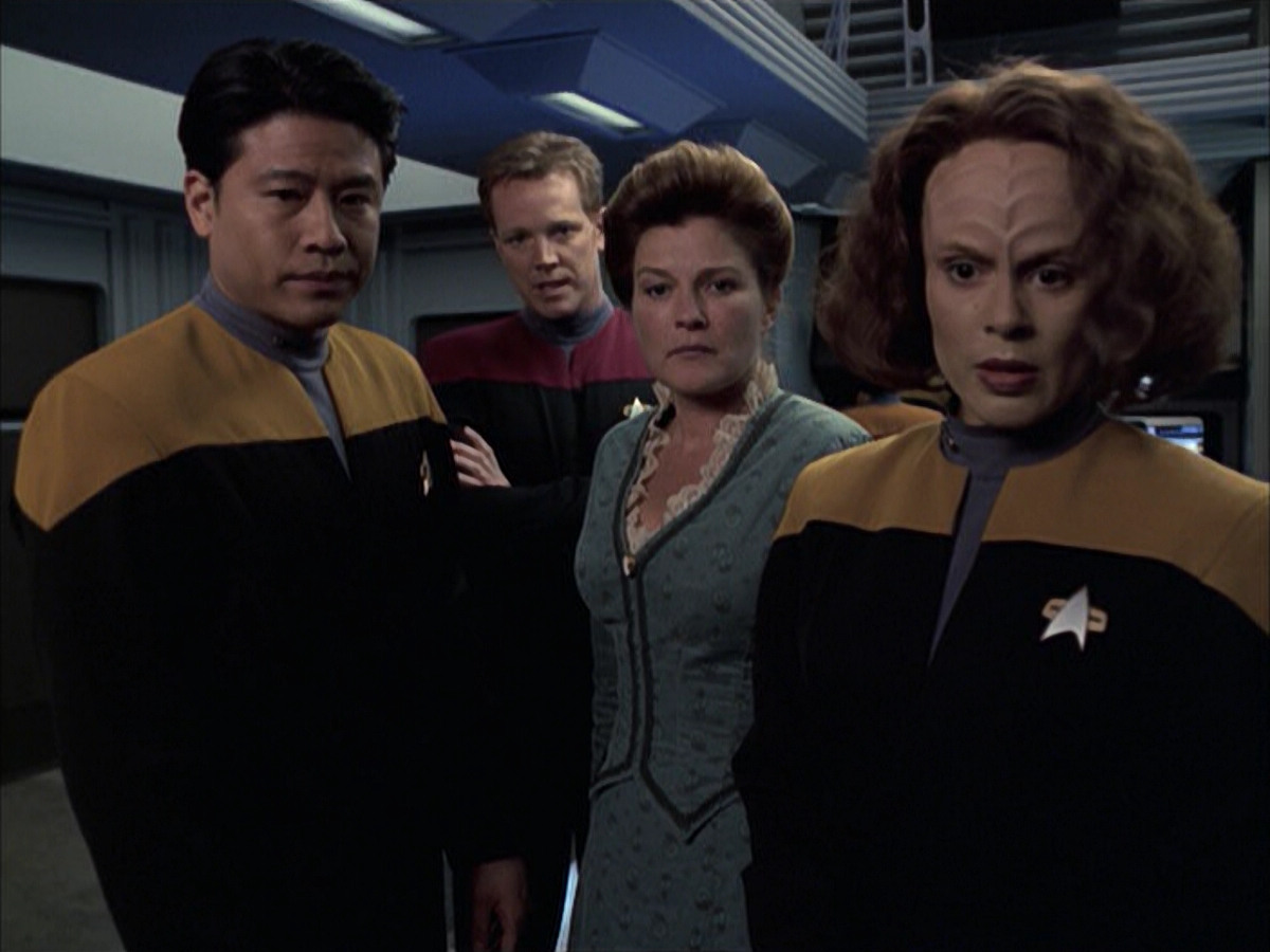 extant_StarTrek_VOY_6x17-SpiritFolk_01792.jpg