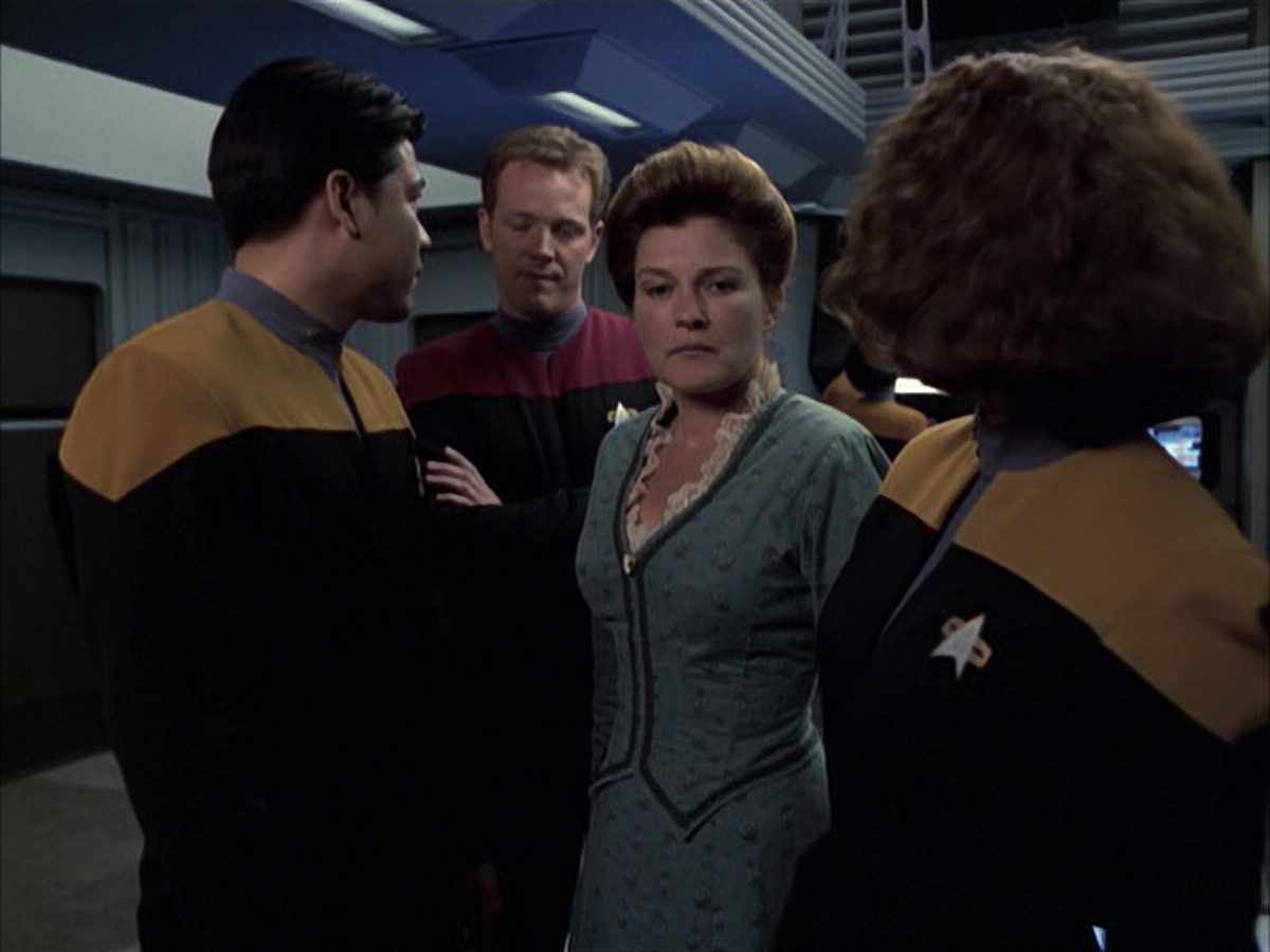 extant_StarTrek_VOY_6x17-SpiritFolk_01796.jpg