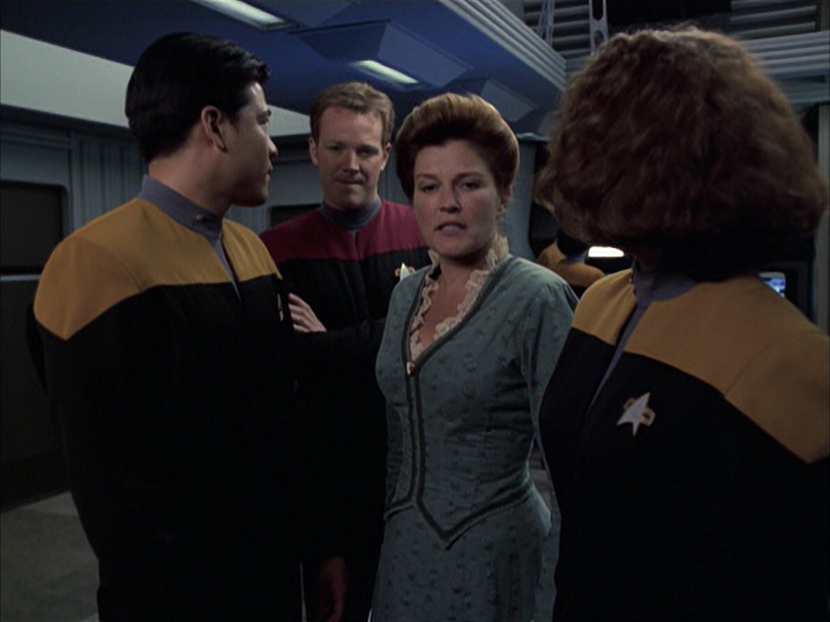 extant_StarTrek_VOY_6x17-SpiritFolk_01797.jpg