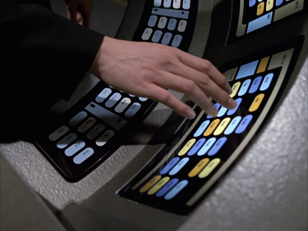 extant_StarTrek_VOY_6x17-SpiritFolk_01805.jpg