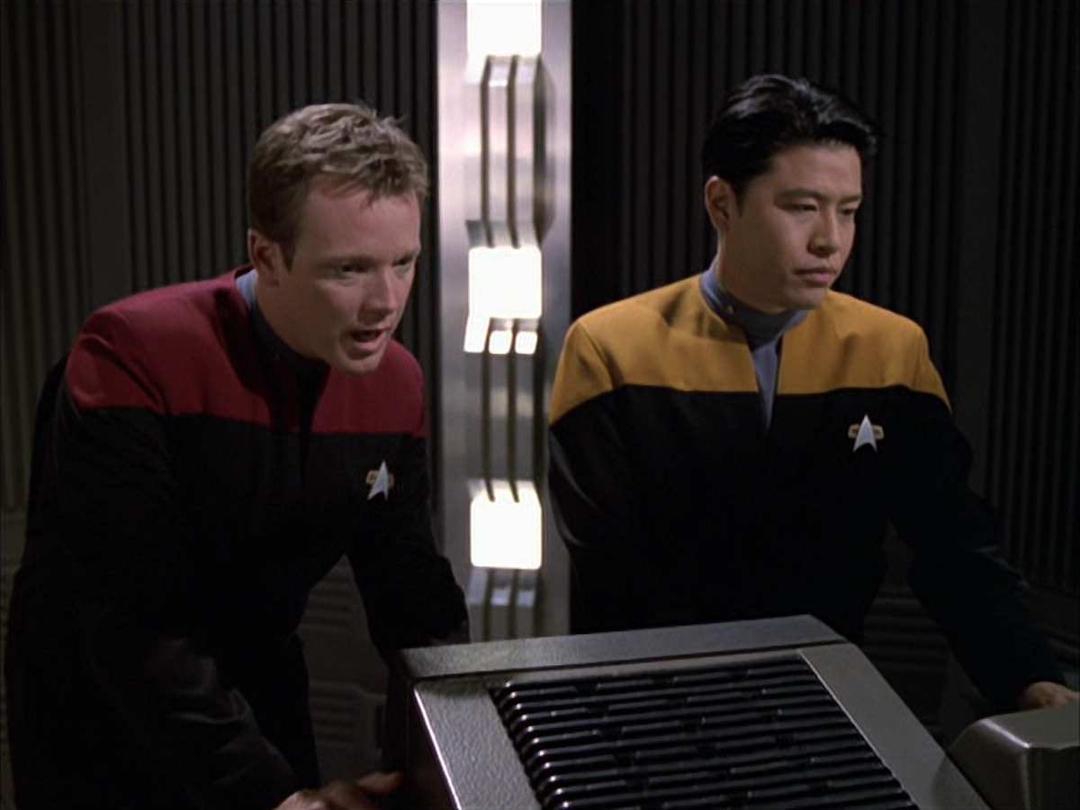 extant_StarTrek_VOY_6x17-SpiritFolk_01812.jpg