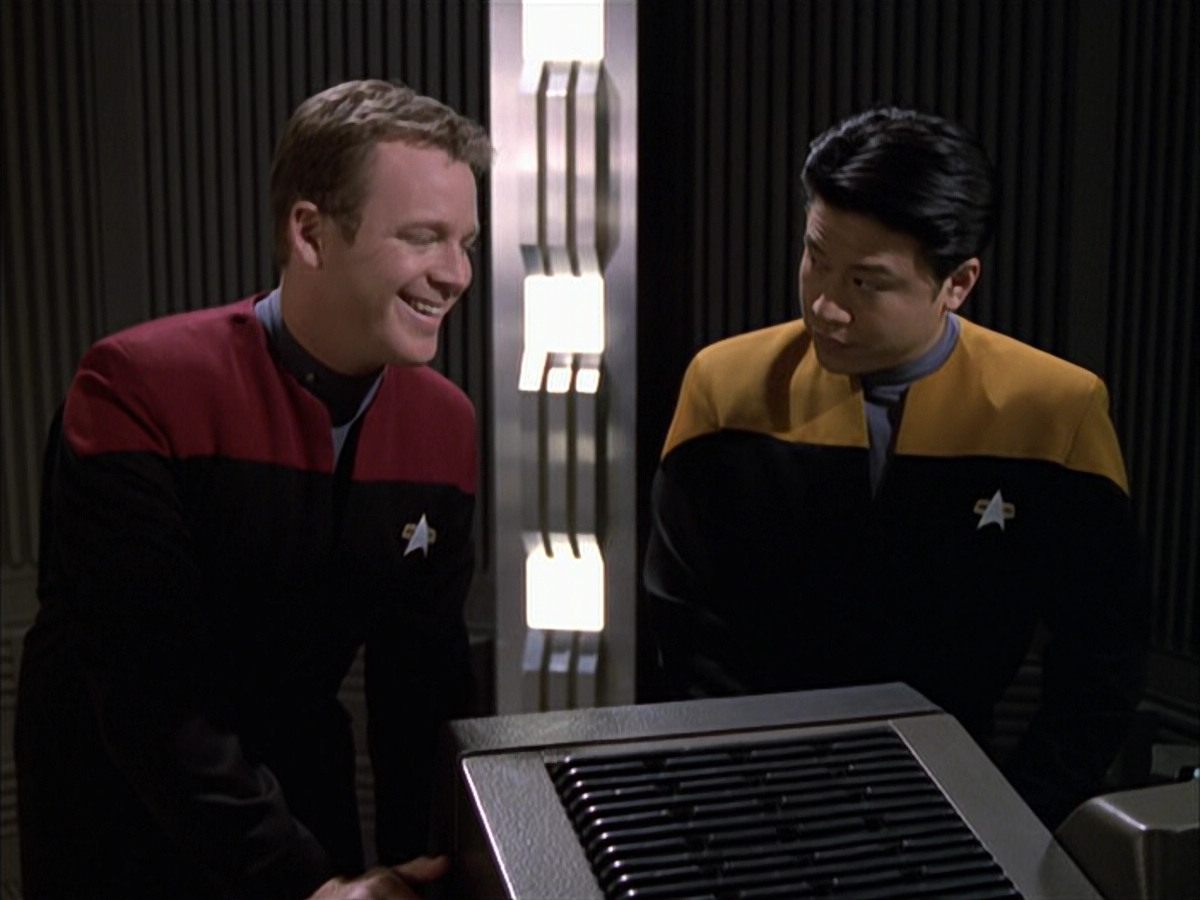 extant_StarTrek_VOY_6x17-SpiritFolk_01813.jpg