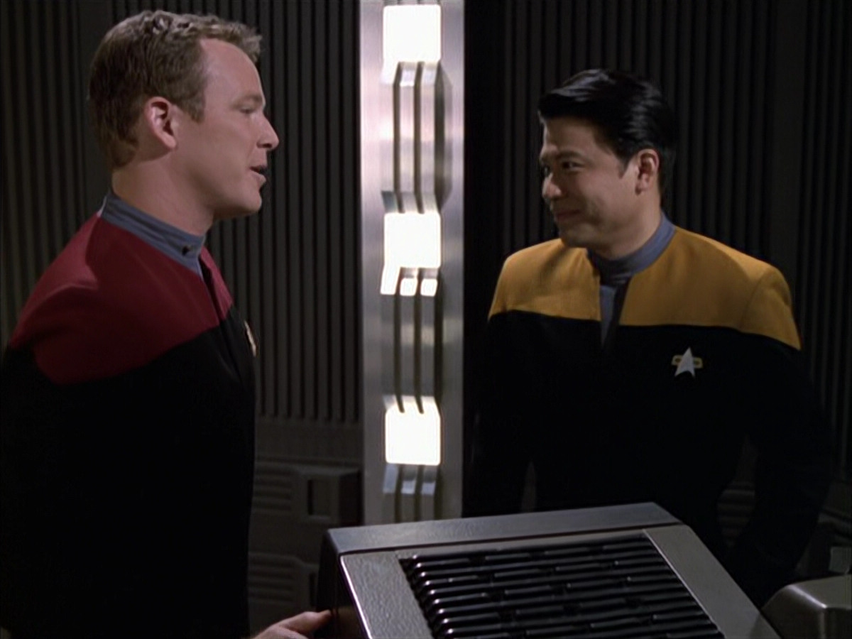 extant_StarTrek_VOY_6x17-SpiritFolk_01815.jpg