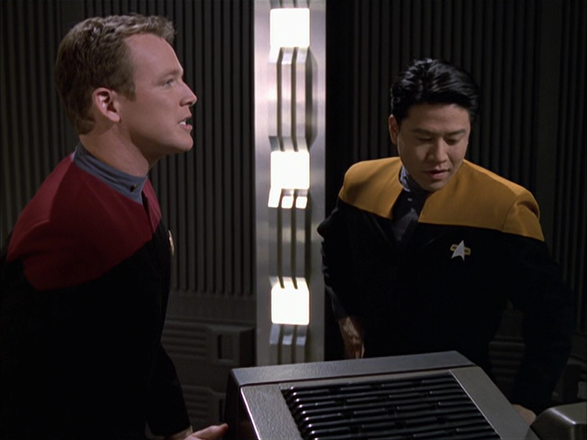 extant_StarTrek_VOY_6x17-SpiritFolk_01816.jpg