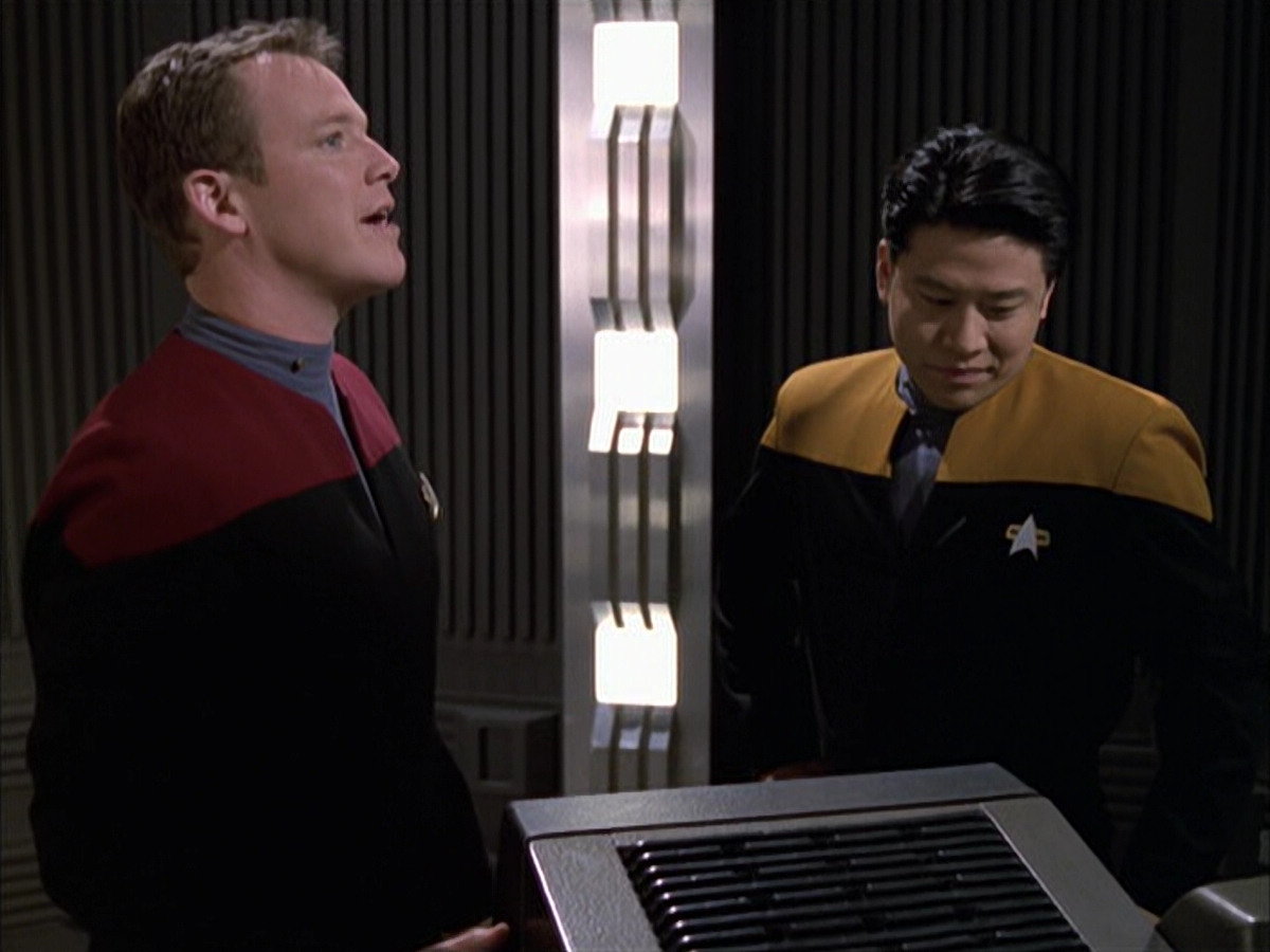 extant_StarTrek_VOY_6x17-SpiritFolk_01817.jpg