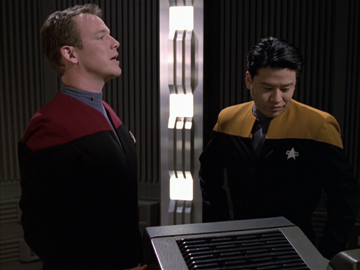 extant_StarTrek_VOY_6x17-SpiritFolk_01818.jpg