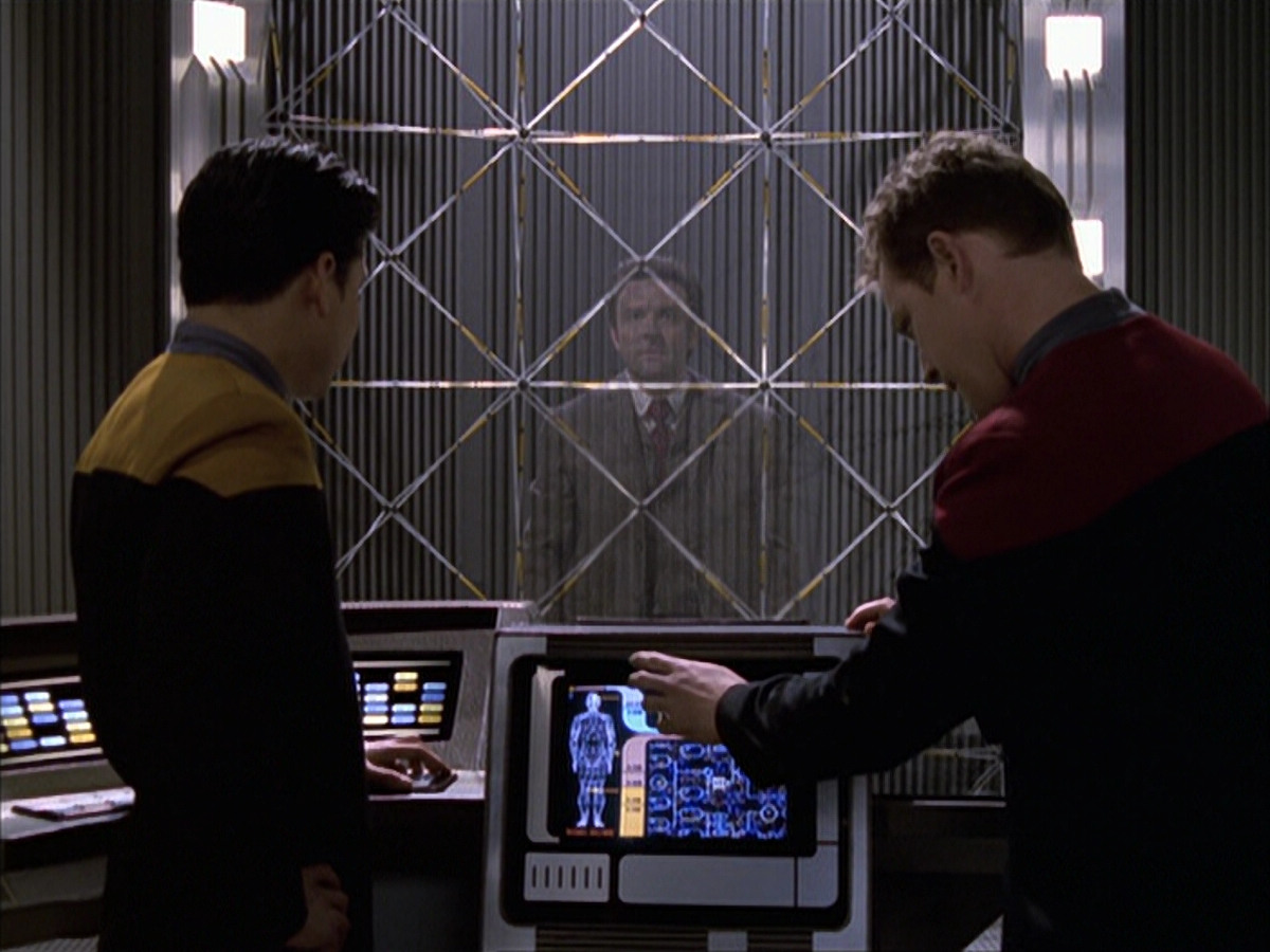 extant_StarTrek_VOY_6x17-SpiritFolk_01823.jpg