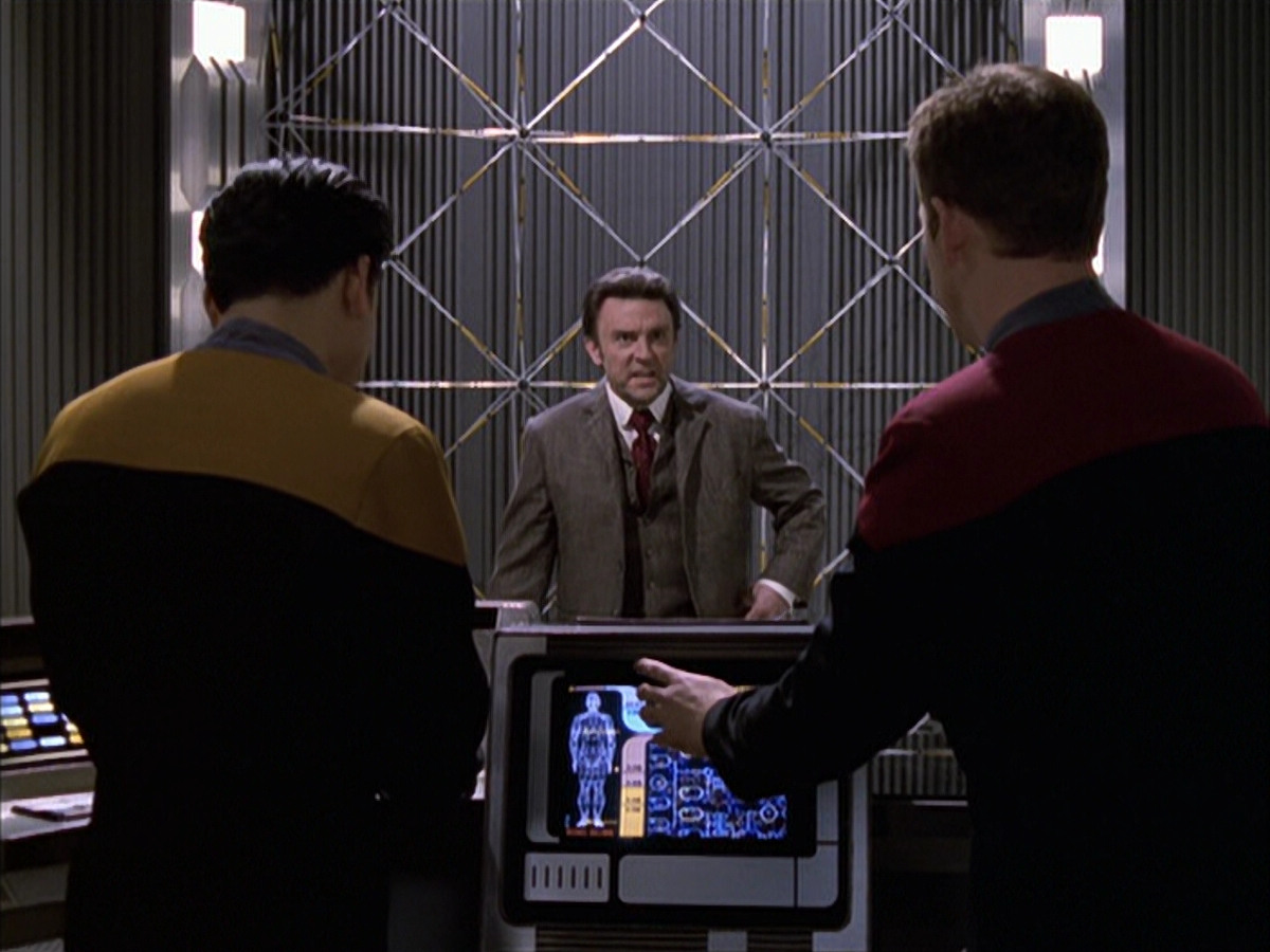 extant_StarTrek_VOY_6x17-SpiritFolk_01828.jpg