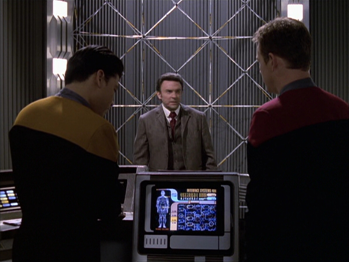 extant_StarTrek_VOY_6x17-SpiritFolk_01836.jpg