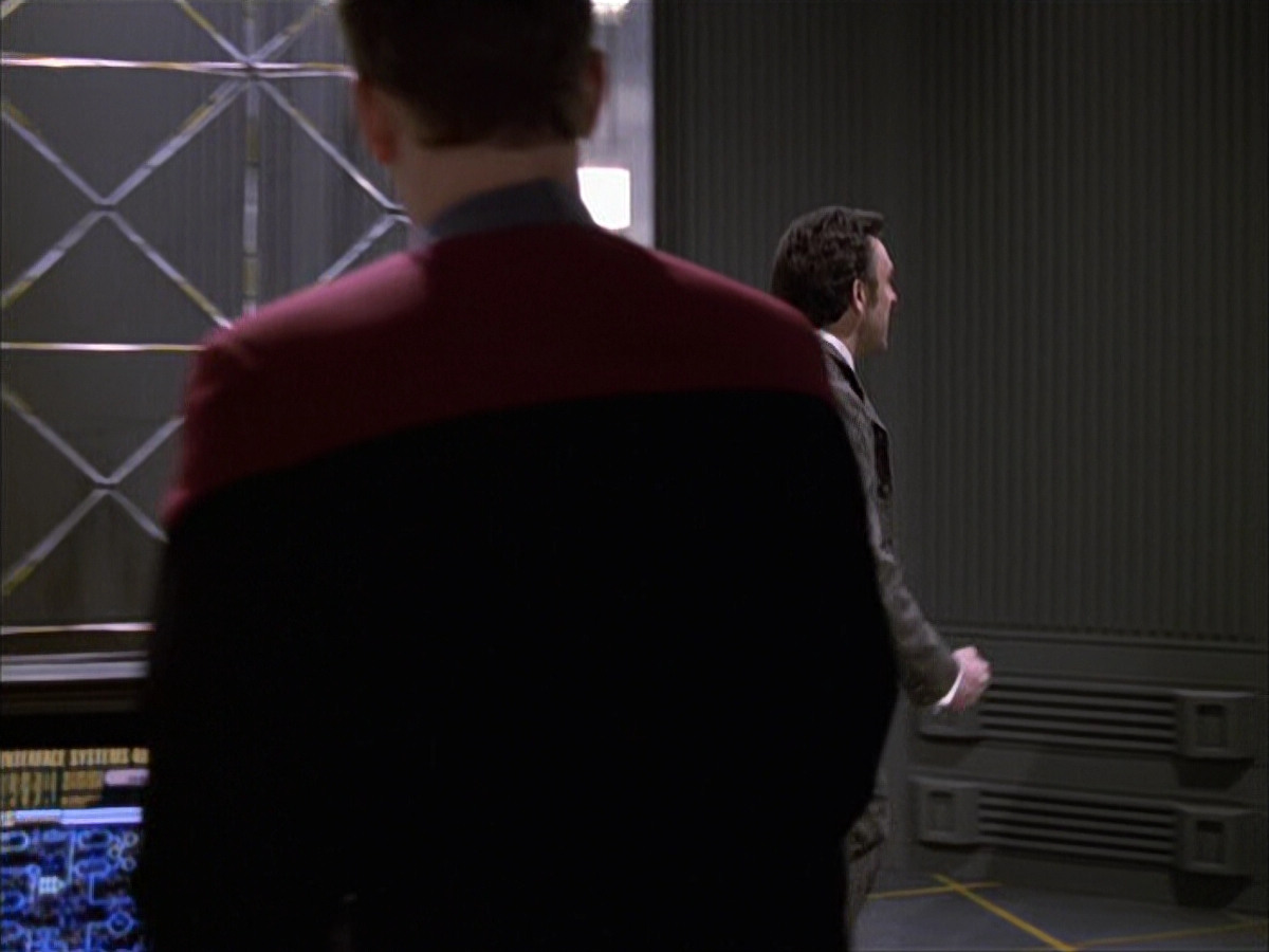 extant_StarTrek_VOY_6x17-SpiritFolk_01838.jpg