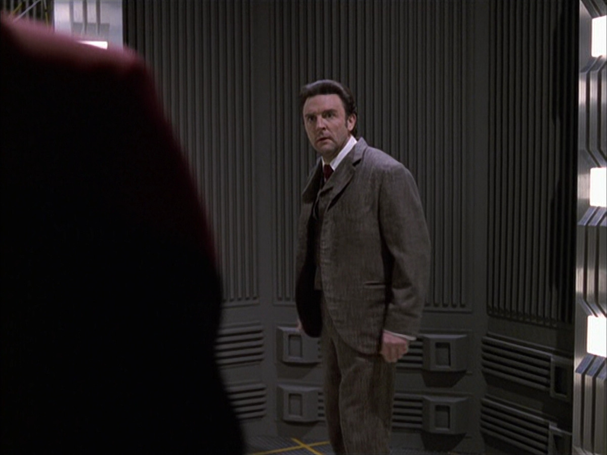 extant_StarTrek_VOY_6x17-SpiritFolk_01840.jpg