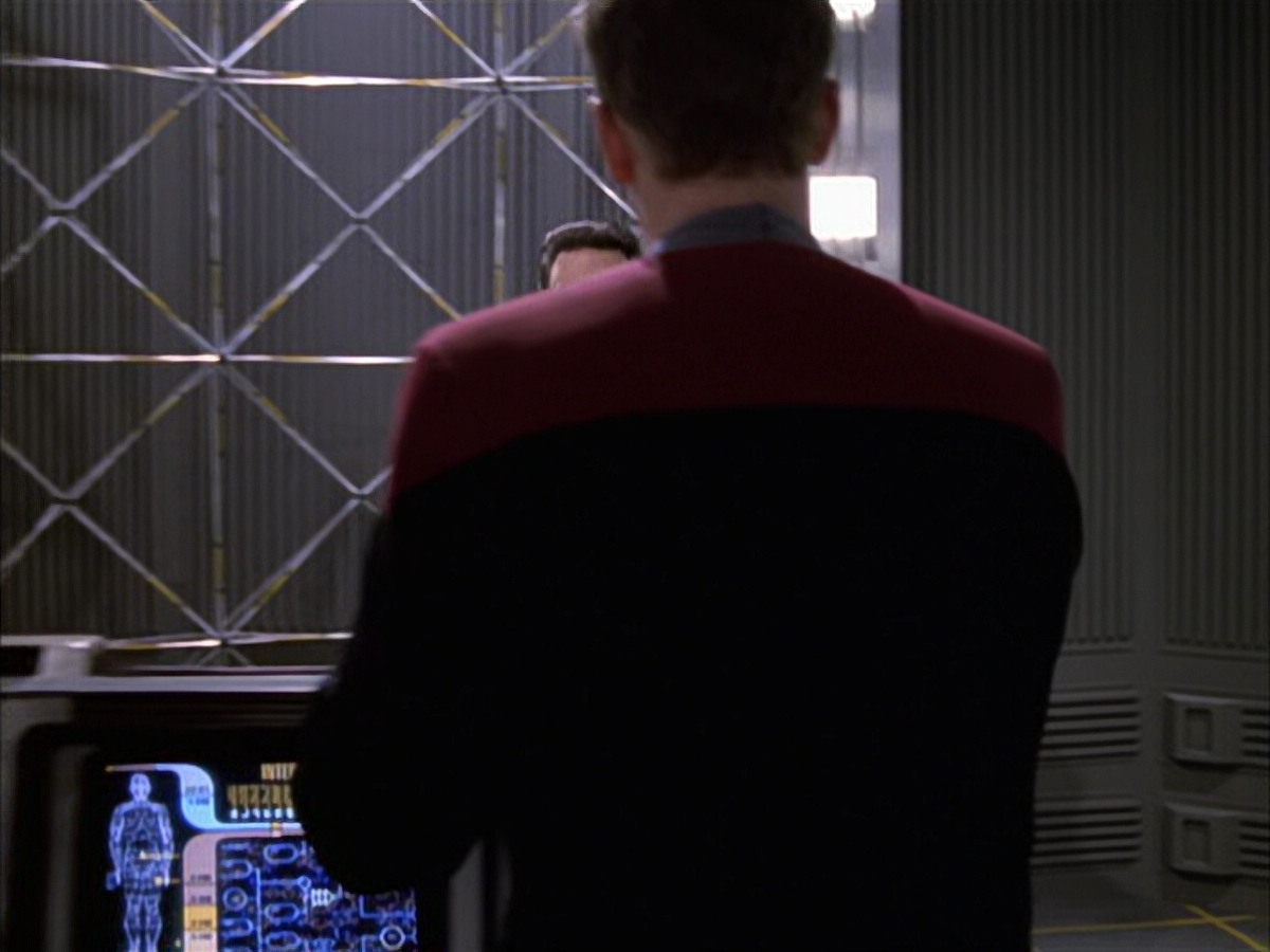extant_StarTrek_VOY_6x17-SpiritFolk_01845.jpg