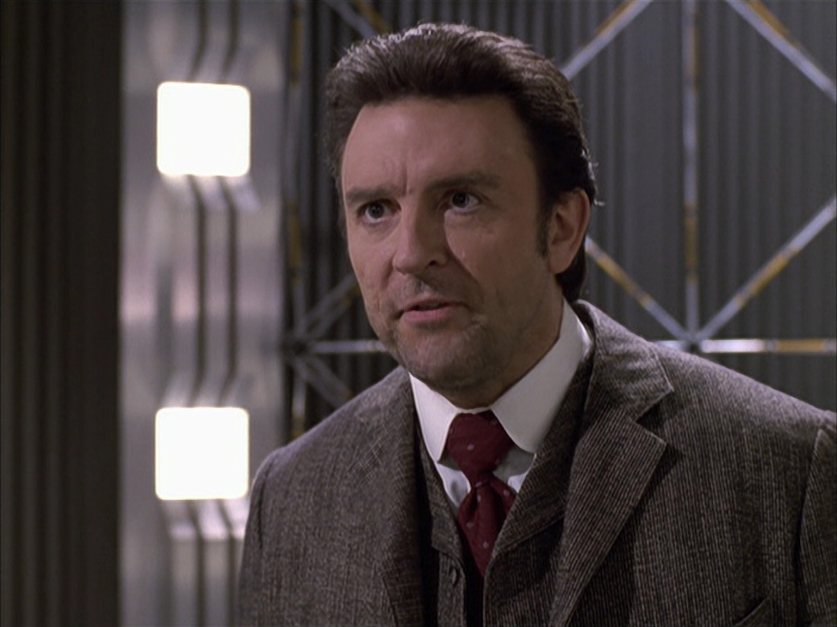 extant_StarTrek_VOY_6x17-SpiritFolk_01854.jpg