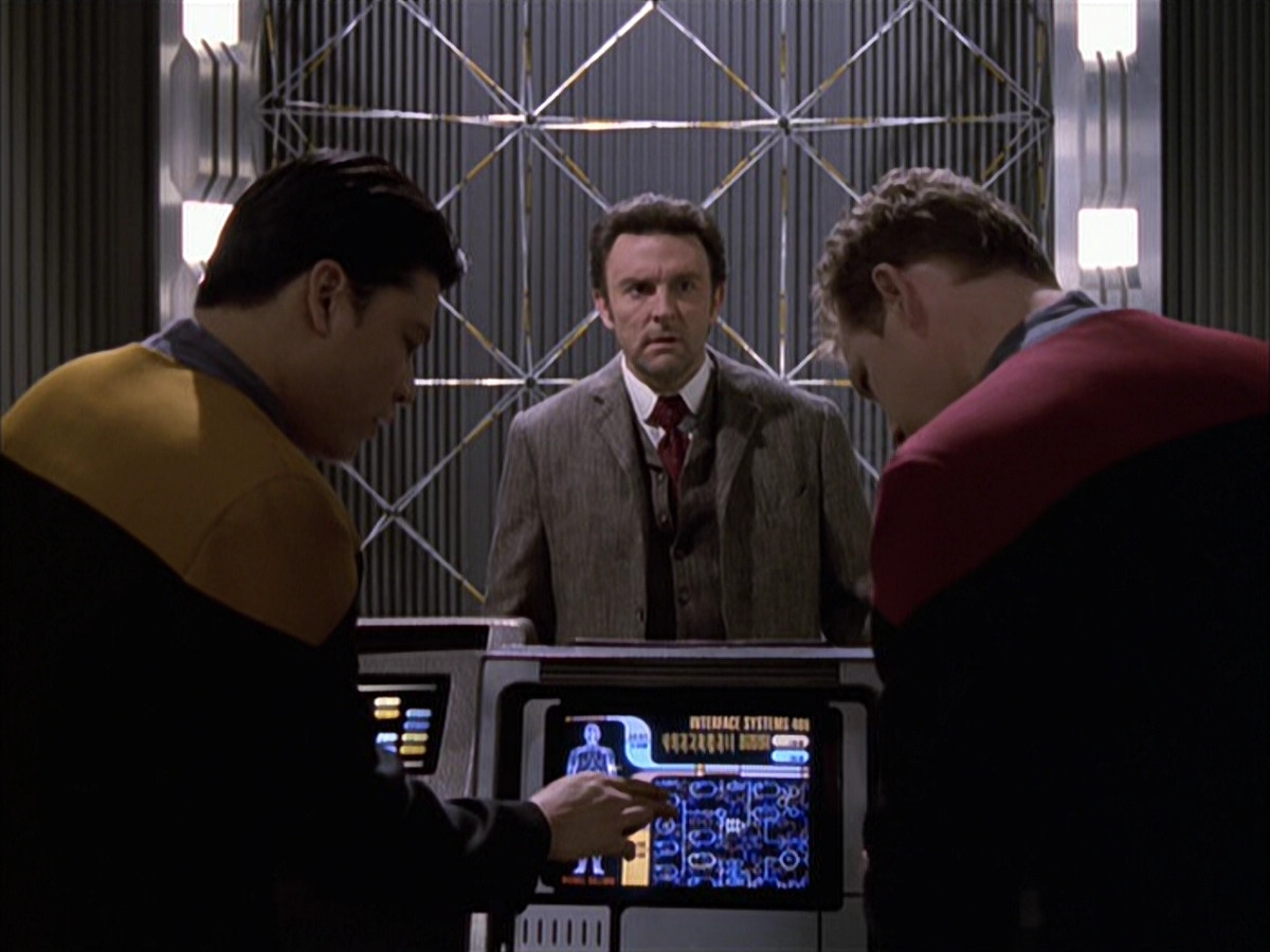 extant_StarTrek_VOY_6x17-SpiritFolk_01862.jpg