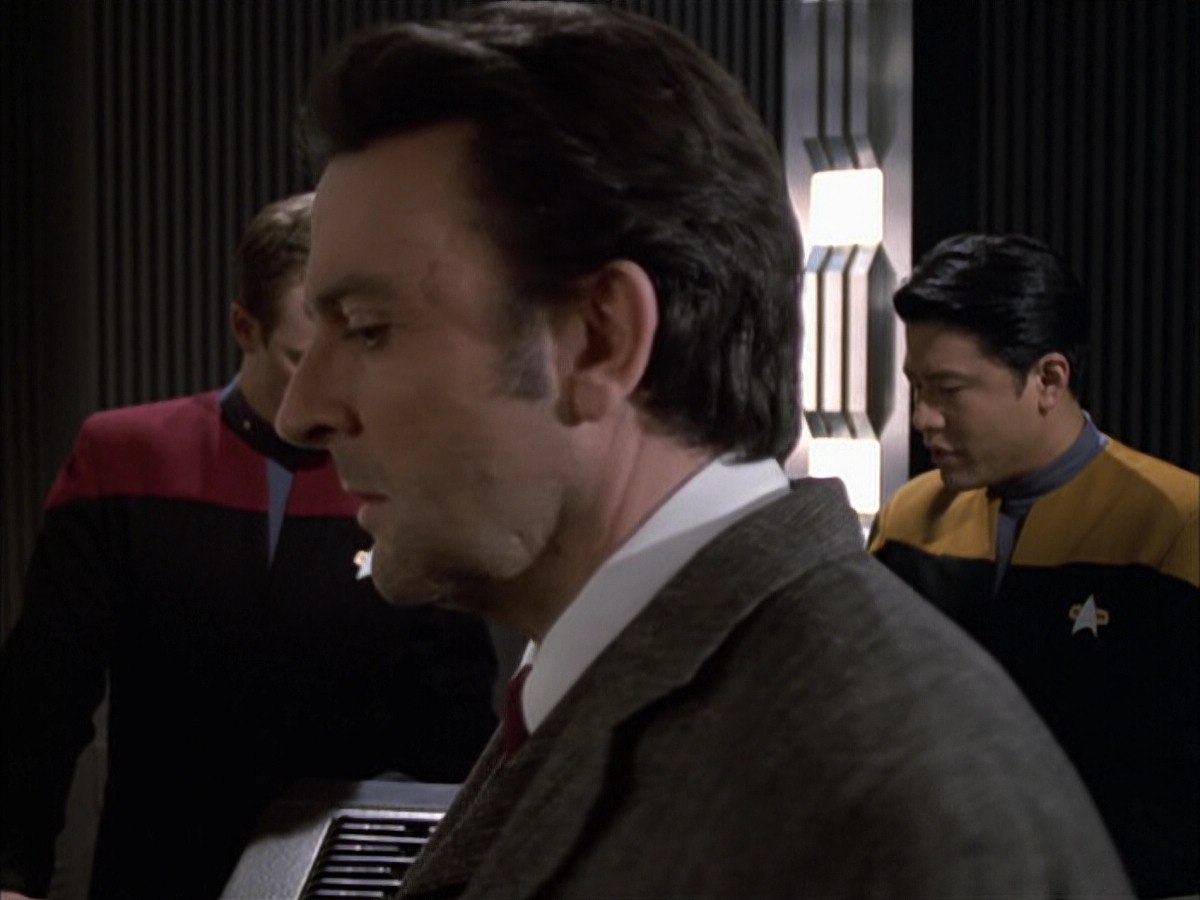 extant_StarTrek_VOY_6x17-SpiritFolk_01866.jpg