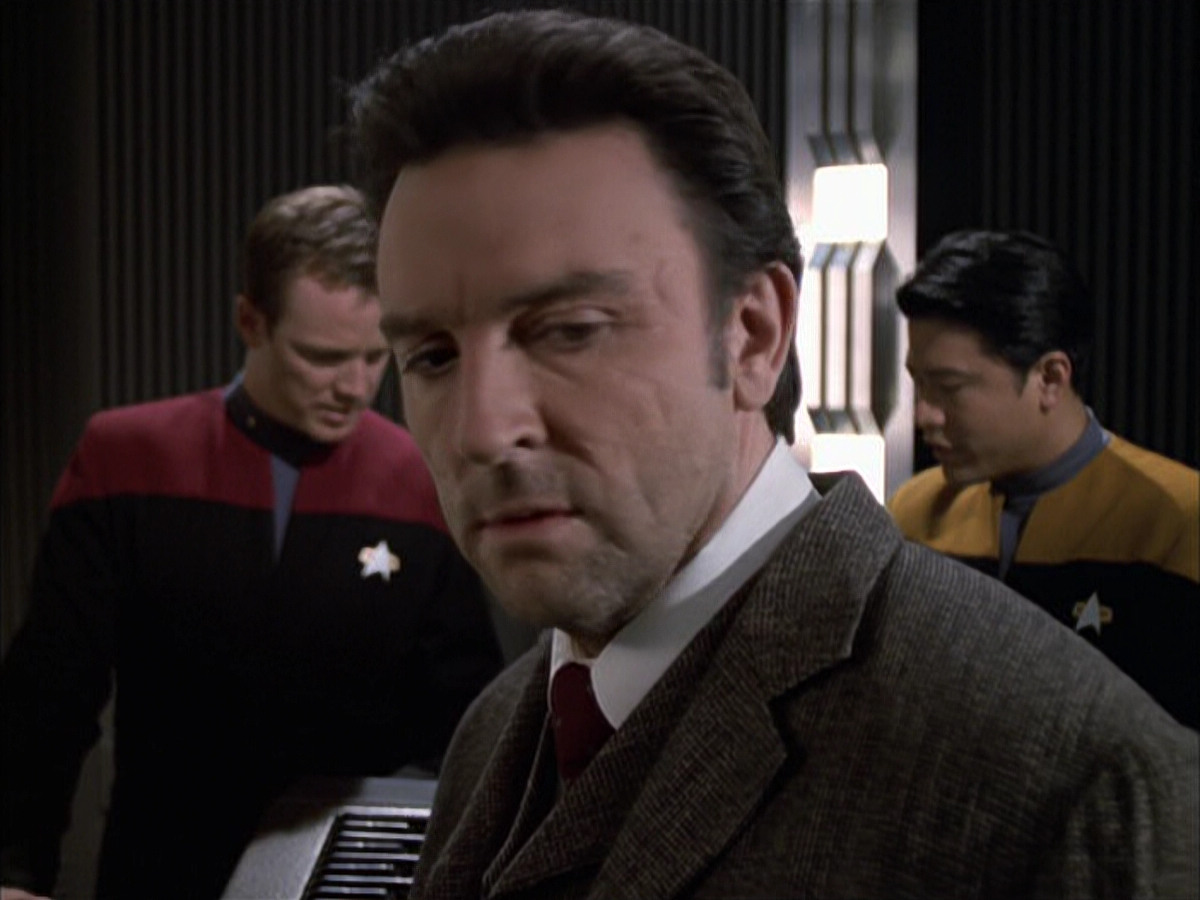 extant_StarTrek_VOY_6x17-SpiritFolk_01867.jpg