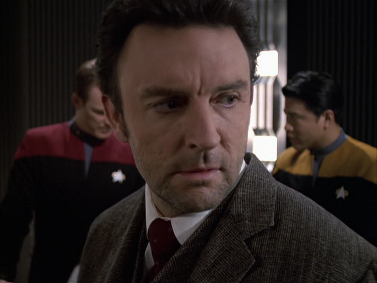 extant_StarTrek_VOY_6x17-SpiritFolk_01868.jpg