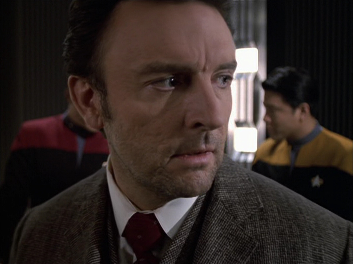 extant_StarTrek_VOY_6x17-SpiritFolk_01869.jpg