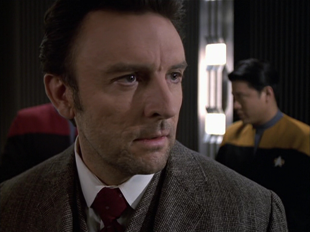 extant_StarTrek_VOY_6x17-SpiritFolk_01870.jpg