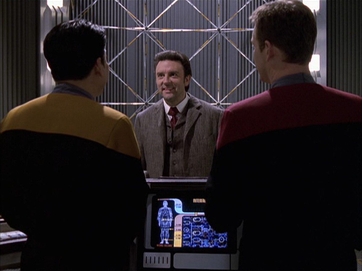 extant_StarTrek_VOY_6x17-SpiritFolk_01900.jpg