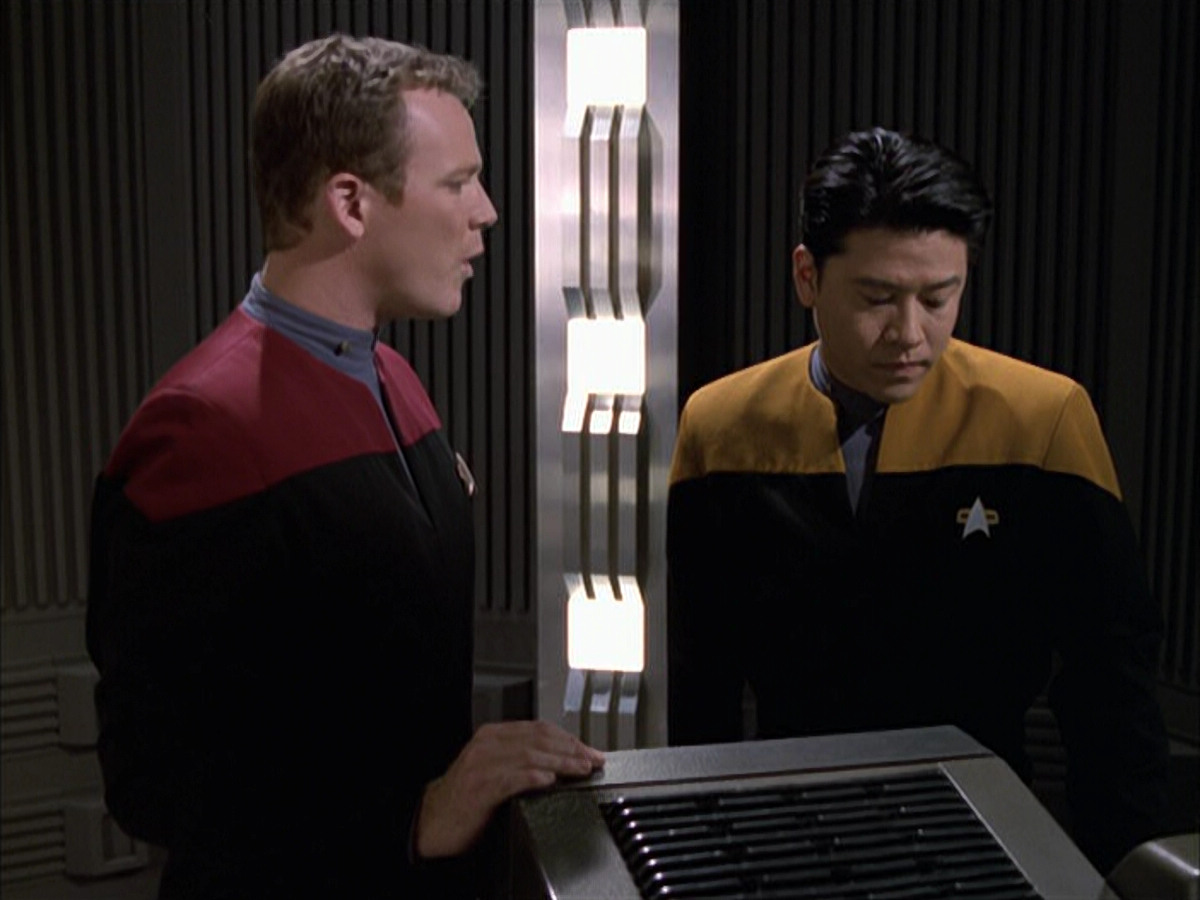 extant_StarTrek_VOY_6x17-SpiritFolk_01913.jpg
