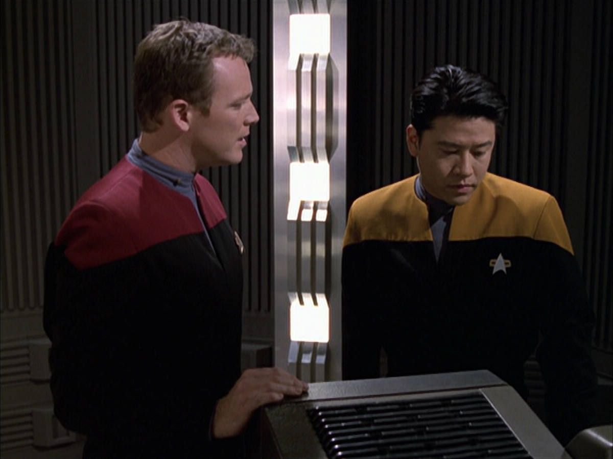 extant_StarTrek_VOY_6x17-SpiritFolk_01914.jpg