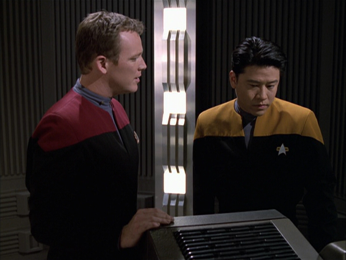 extant_StarTrek_VOY_6x17-SpiritFolk_01915.jpg