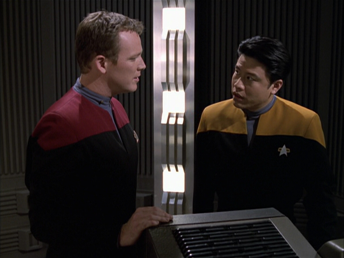 extant_StarTrek_VOY_6x17-SpiritFolk_01916.jpg