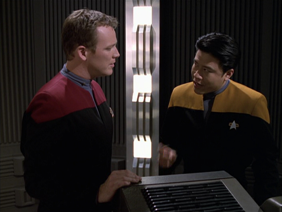 extant_StarTrek_VOY_6x17-SpiritFolk_01917.jpg