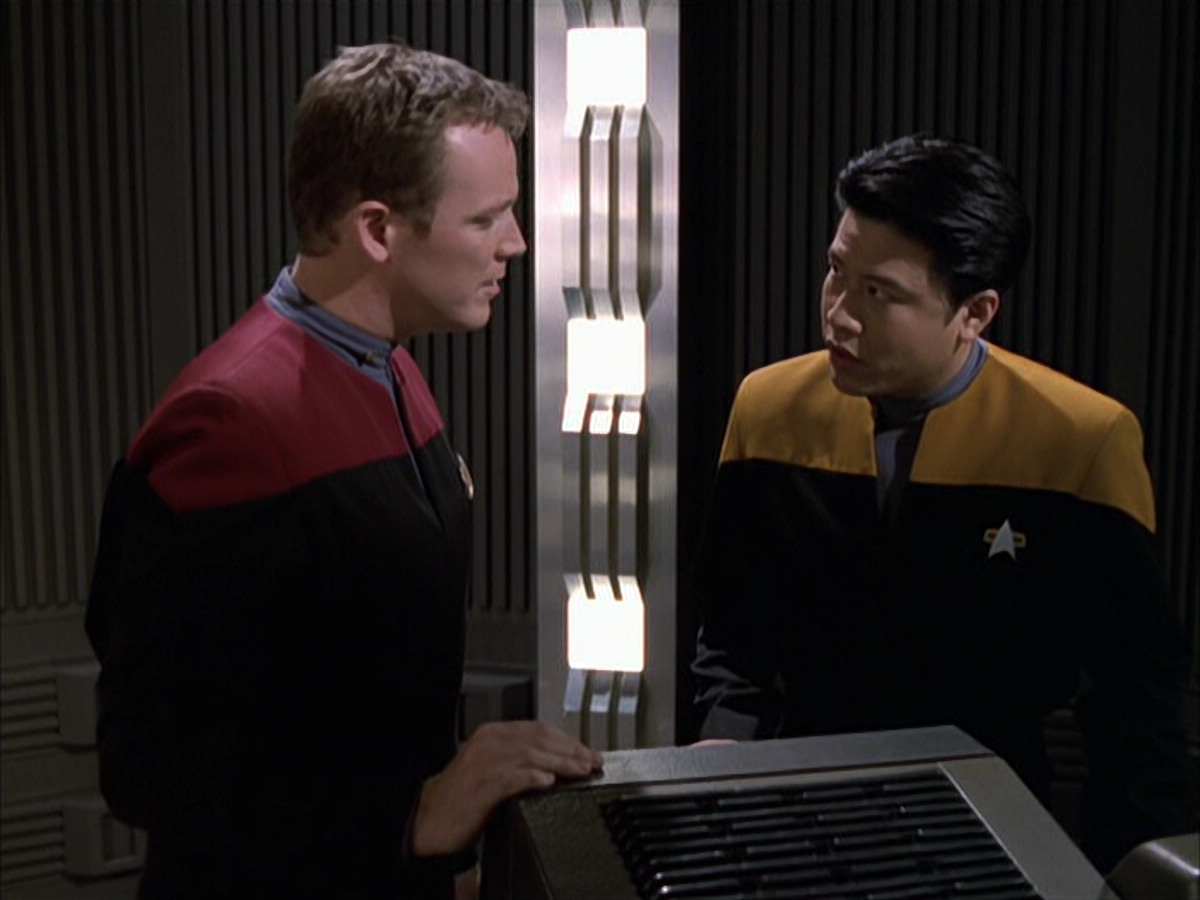 extant_StarTrek_VOY_6x17-SpiritFolk_01918.jpg