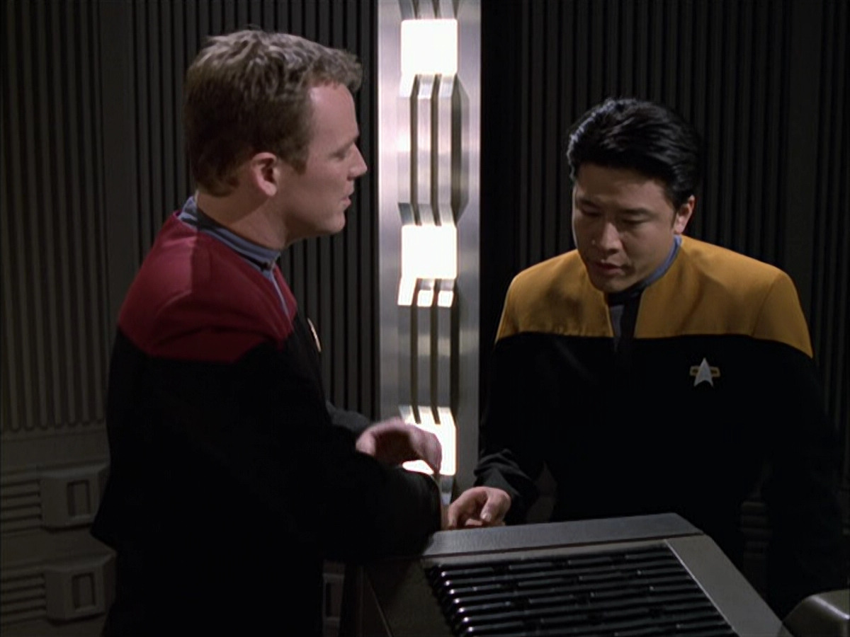 extant_StarTrek_VOY_6x17-SpiritFolk_01919.jpg