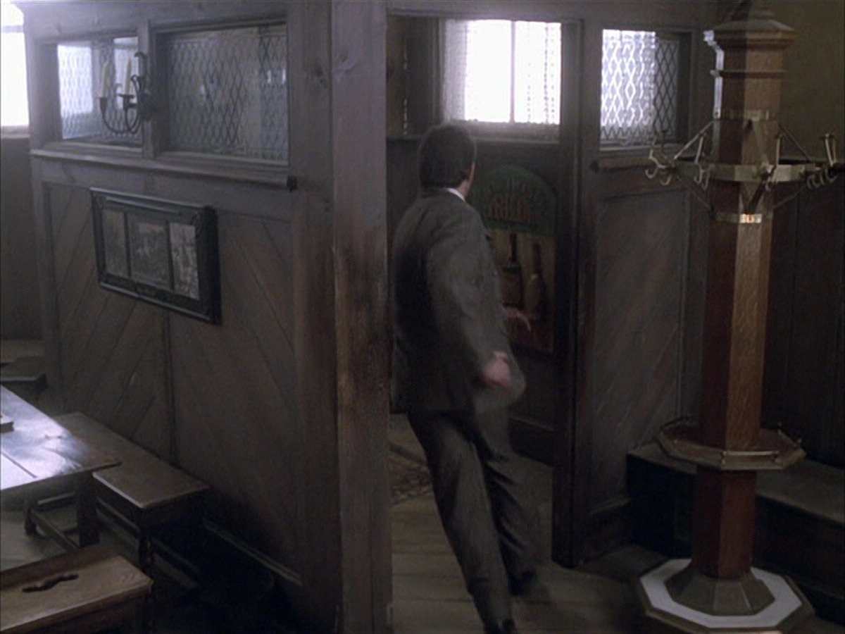 extant_StarTrek_VOY_6x17-SpiritFolk_01958.jpg