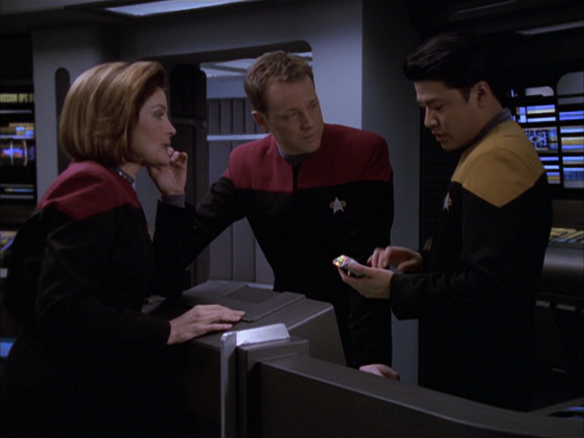 extant_StarTrek_VOY_6x17-SpiritFolk_02006.jpg
