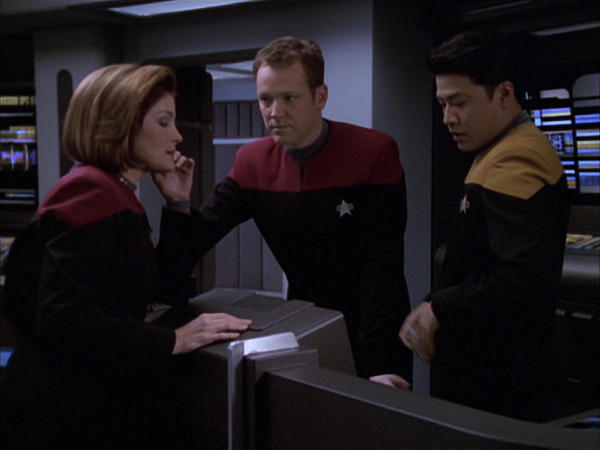 extant_StarTrek_VOY_6x17-SpiritFolk_02007.jpg