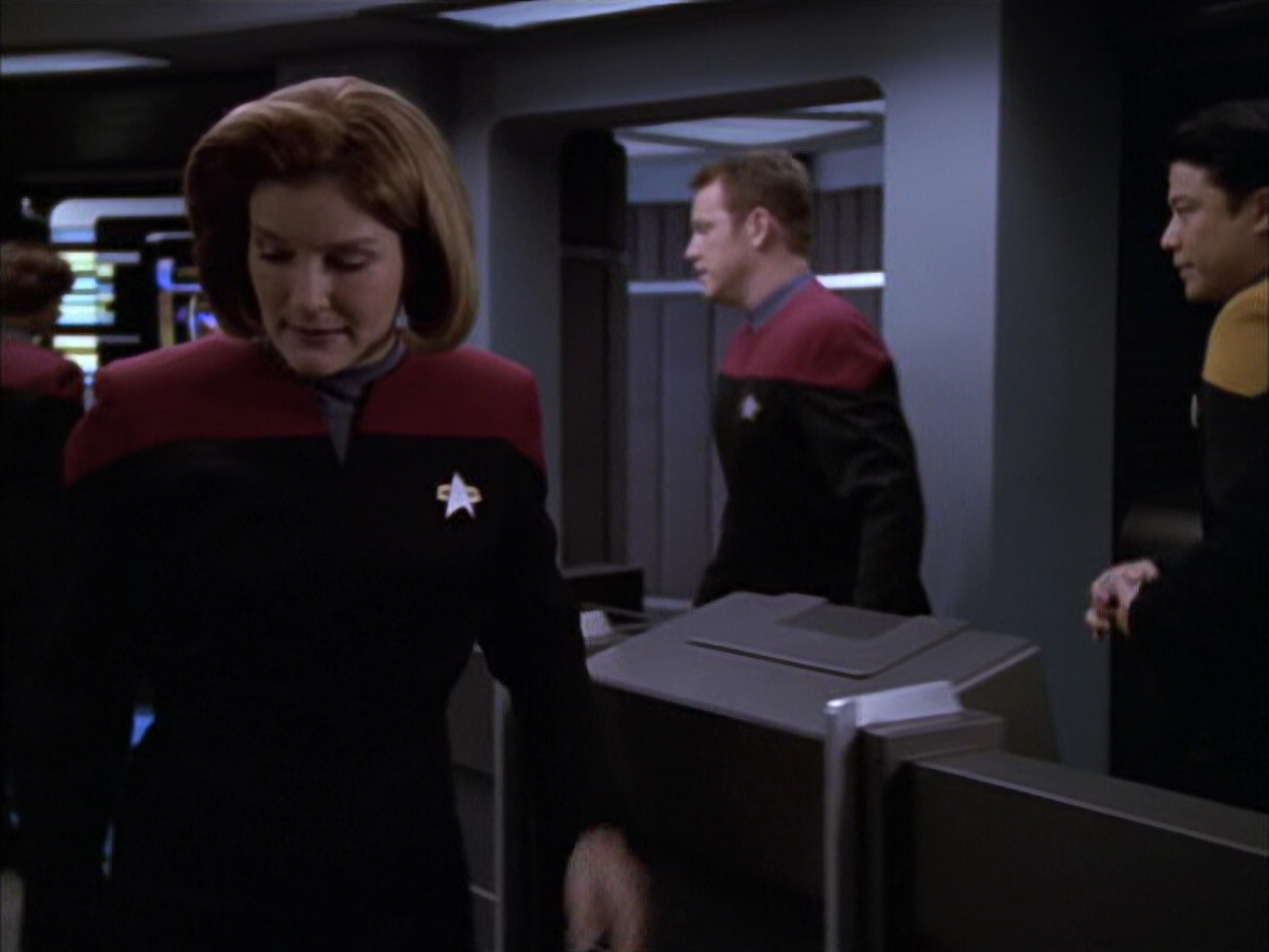 extant_StarTrek_VOY_6x17-SpiritFolk_02009.jpg