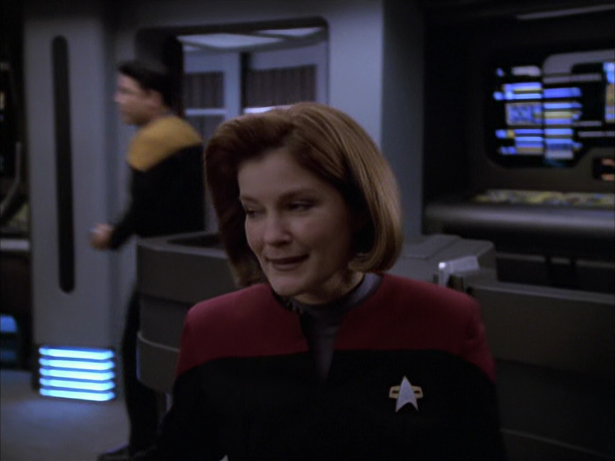 extant_StarTrek_VOY_6x17-SpiritFolk_02011.jpg