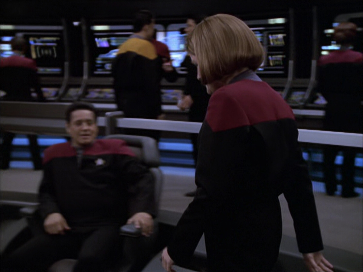 extant_StarTrek_VOY_6x17-SpiritFolk_02016.jpg